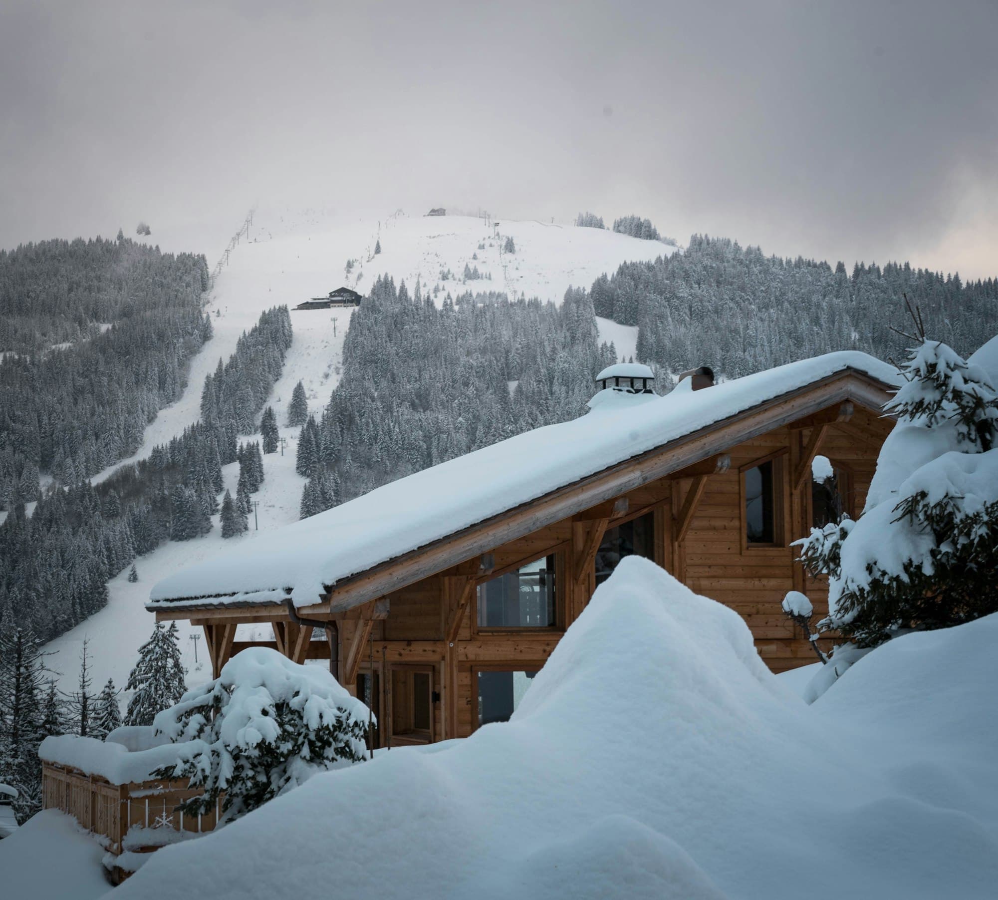 Chalet traditionnel enneigé aux Gets